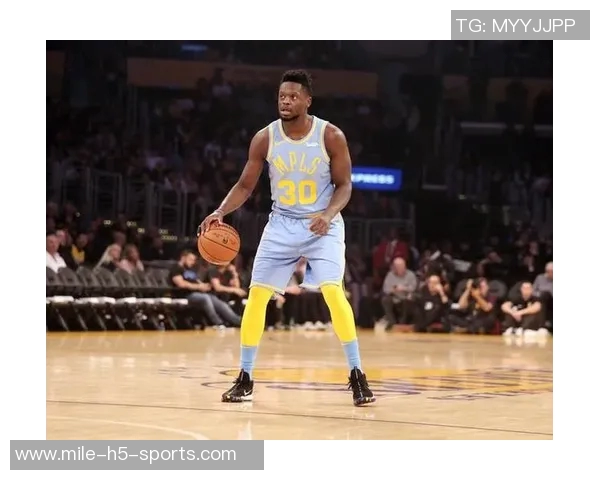 兰德尔三节豪取三双表现出色但失误频繁影响球队表现